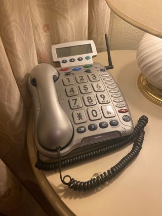 Teléfono fijo plateado con pantalla