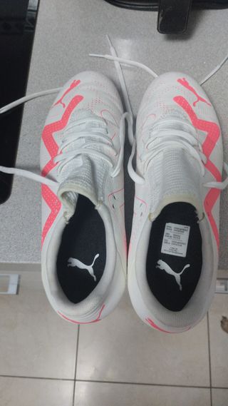 Botas de fútbol Puma blancas y rosas