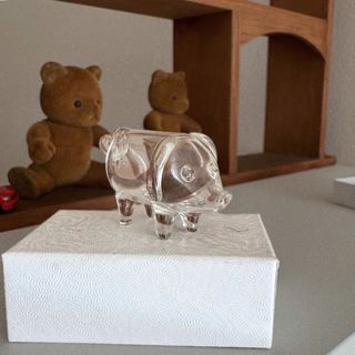 Mini cofrinho de porco em vidro com moeda