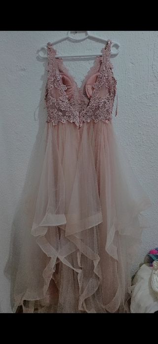 Vestido de fiesta rosa con pedrería