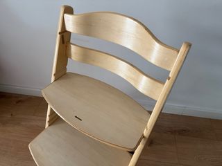 Trona de madera