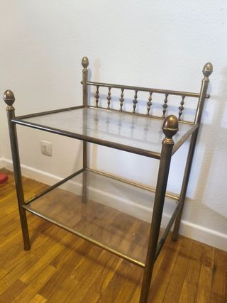 Mesita auxiliar de cristal y metal dorado