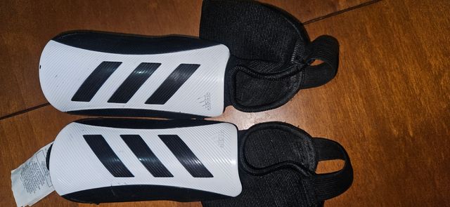 Espinilleras Adidas Negras y Blancas