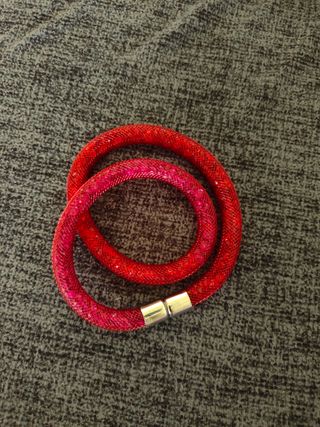 Pulsera de cristales rojos con cierre imán