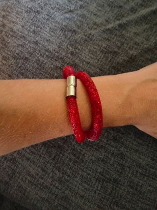 Pulsera de cristales rojos con cierre imán