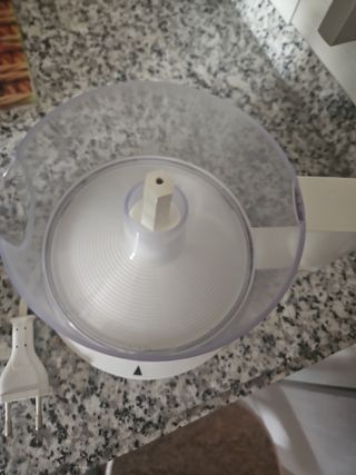 Exprimidor eléctrico blanco