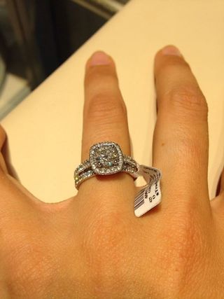 Anillo de compromiso con diamantes