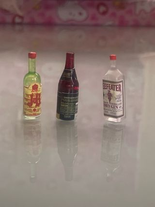 Bottiglie in miniatura per case delle bambole