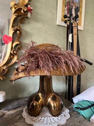 Pamela con plumas doradas y rosas