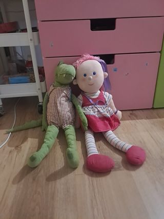 Lote de 2 peluches: dinosaurio y muñeca