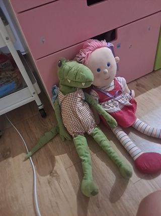 Lote de 2 peluches: dinosaurio y muñeca