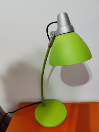 Lámpara de mesa Ikea verde y gris
