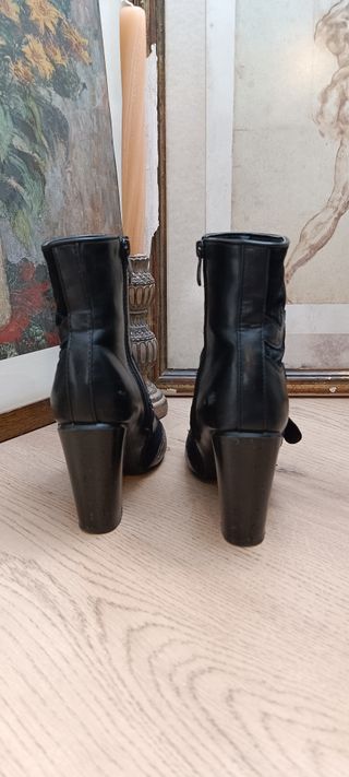 Botin negro de tacón y tachuelas