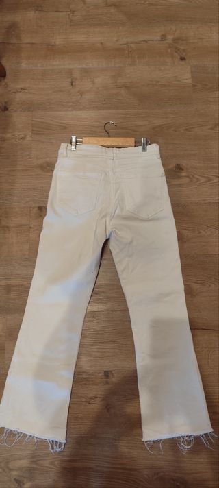 Pantalón vaquero Zara blanco flare