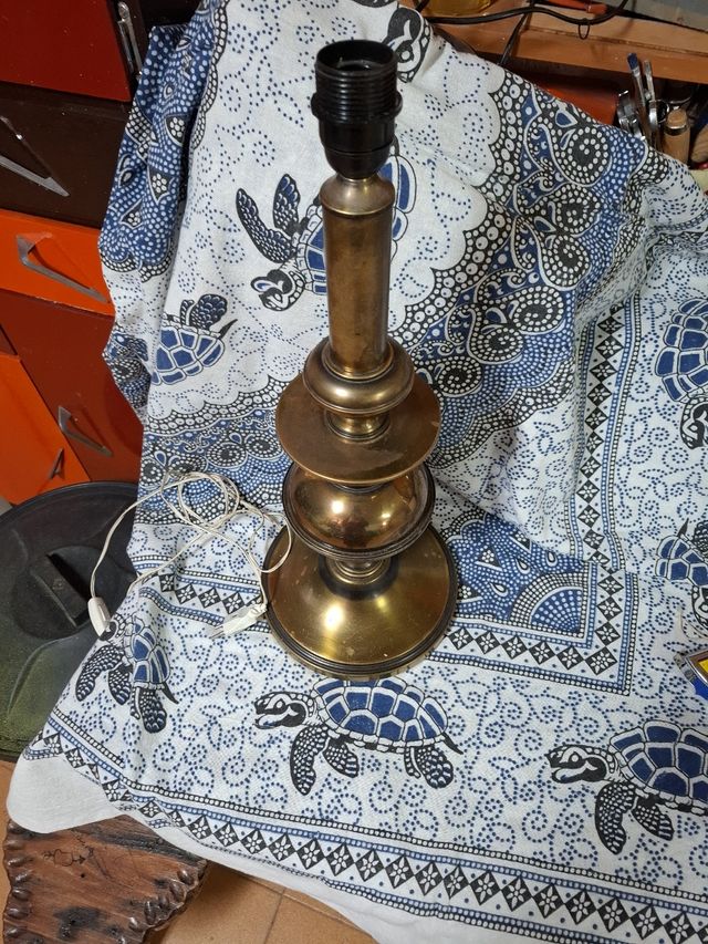 Pie de lámpara vintage metal dorado