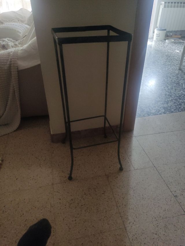 Mesa auxiliar metálica negra