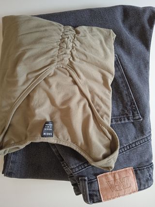 Conjunto  pantalón negro Zara y camiseta Shein.