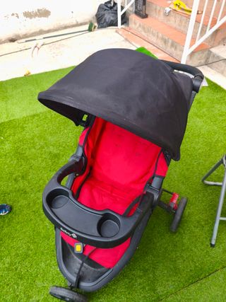 Carrito de bebé de tres ruedas rojo