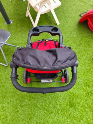 Carrito de bebé de tres ruedas rojo