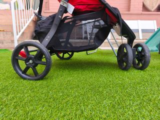 Carrito de bebé de tres ruedas rojo