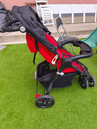Carrito de bebé de tres ruedas rojo