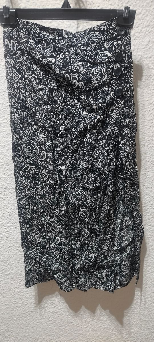 Falda midi Stradivarius negra y blanca