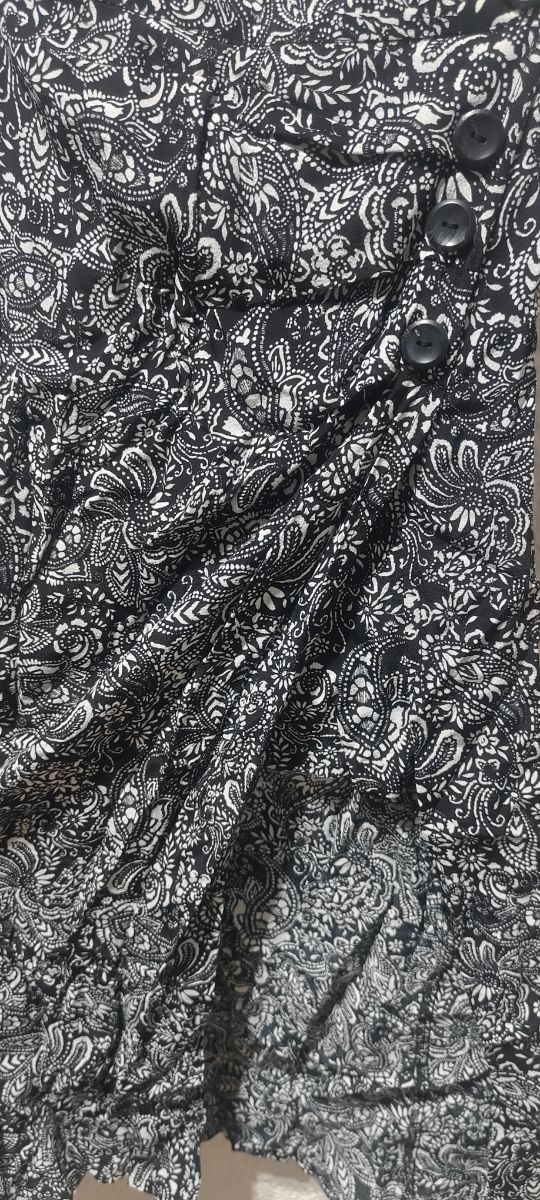 Falda midi Stradivarius negra y blanca