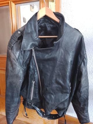 Chaqueta de cuero vintage negra
De los años 80.