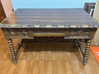 Mesa de despacho antigua de madera y metal