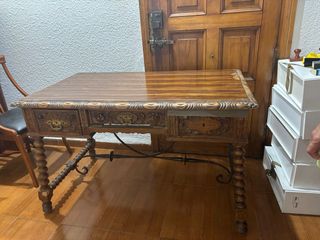 Mesa de despacho antigua de madera y metal