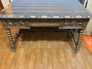 Mesa de despacho antigua de madera y metal