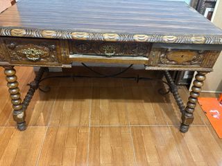 Mesa de despacho antigua de madera y metal