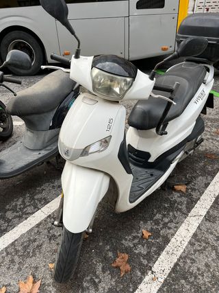 Peugeot Tweet 125 blanca