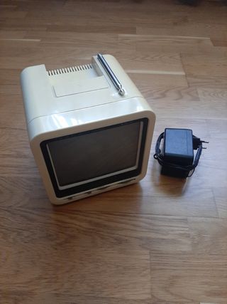 Televisor Portátil Vintage con radio.