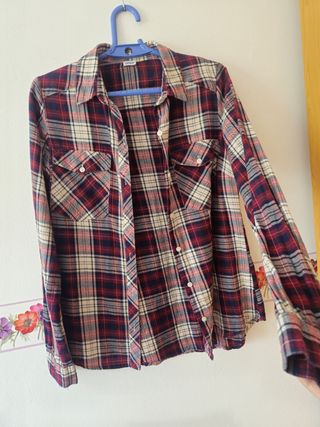 Camisa de cuadros beige y roja