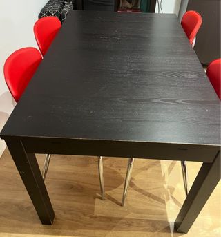 Mesa extensible y 4 sillas rojas