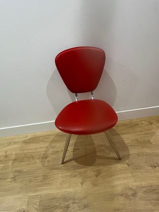 Mesa extensible y 4 sillas rojas