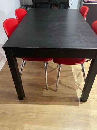 Mesa extensible y 4 sillas rojas
