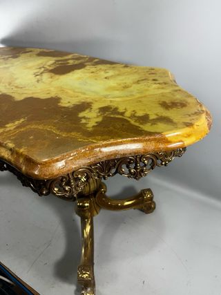Antigua mesa de bronce y mármol