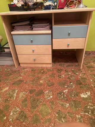 Escritorio con cajonera de madera y plástico