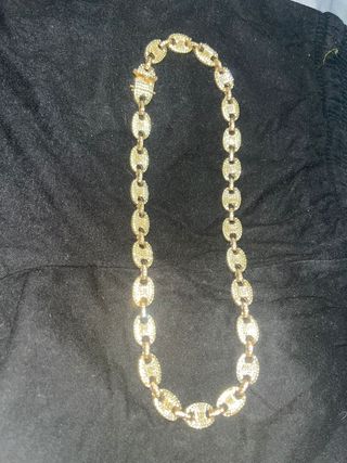 Cadena de eslabones dorada y a diamantada