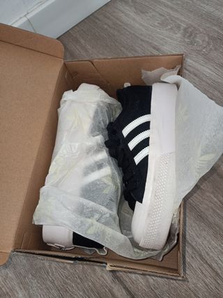 Zapatillas Adidas Negras y Blancas