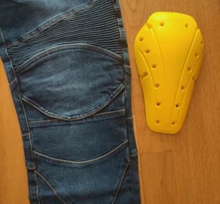 Pantalón vaquero con protecciones