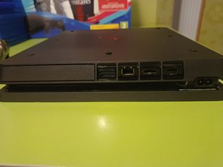 PS4 Slim 1TB + FIFA 19 Champions Edition
