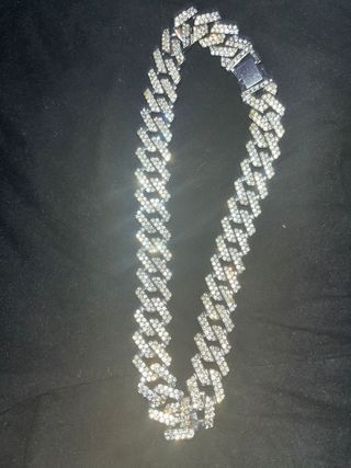 Cadena plateada con diamantes