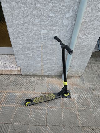 Patinete freestyle negro y amarillo