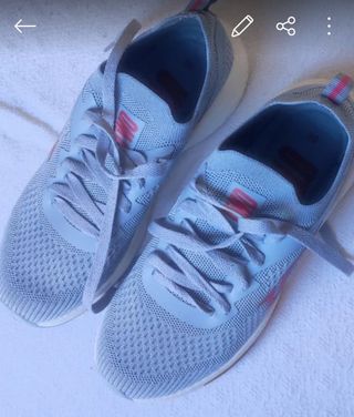 Zapatillas deportivas grises y rosas