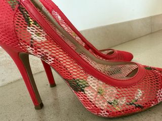 Zapatos de tacón con flores