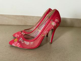 Zapatos de tacón con flores