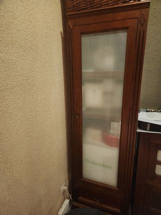 Dos vitrinas de madera con cristal